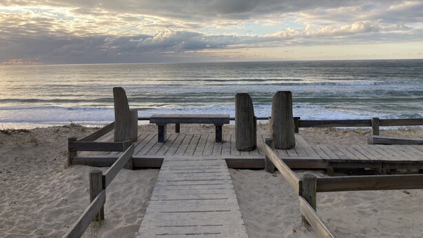 A wooden boardwalk leading to the beach with a bench and wooden posts. - Villa Marcassin 2021 classée 4*, 150 m2, piscine chauffée plage à 3 kms au calme (Messanges)