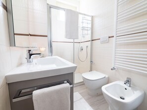 Regadera, bidet, toallas, papel de baño 