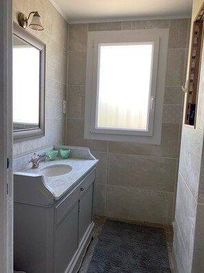 تجهيزات دش، مجففات شعر، مناشف، ورق حمّام