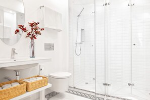 Shower, hair dryer, towels, soap - Next TO Lello Bookshop! (Porto)