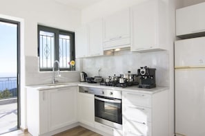 Enjoy cooking in this well-equipped kitchen with an oven and coffee machine.