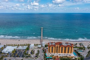 على الشاطئ، كراسي للتشمس، مناشف للشاطئ