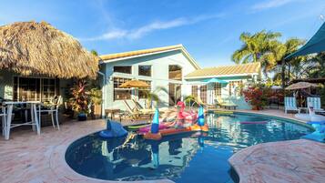 Una piscina al aire libre, una piscina climatizada