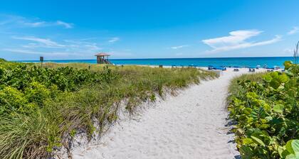 Florida Beach Retreat: Amazing Pool-Saltwater Heat, 4BR, 2 King Beds, 5 Stars