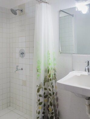 Douche, sĂšche-cheveux, serviettes fournies, savon