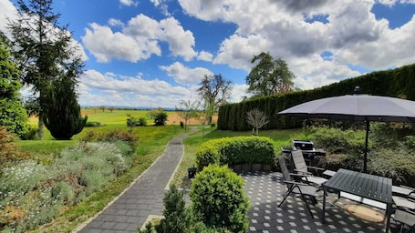 Speisen im Freien. Ruhige und sonnige Ferienwohnung mit eigener Terrasse und Aussicht in die Natur