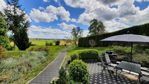 Ruhige und Sonnige Ferienwohnung mit Eigener Terrasse und Aussicht in die Natur