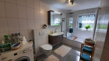 Ensemble douche/baignoire, serviettes fournies, savon, papier toilette