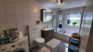 Combinazione doccia/vasca, asciugamani, sapone, carta igienica