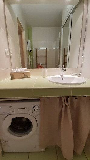 Shower, hair dryer - Studio cabin 100m from the beach (La Grande-Motte)