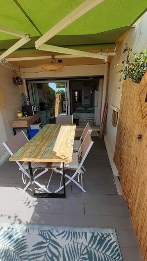 Outdoor dining - Studio cabin 100m from the beach (La Grande-Motte)