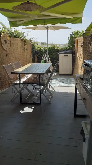 Outdoor dining - Studio cabin 100m from the beach (La Grande-Motte)
