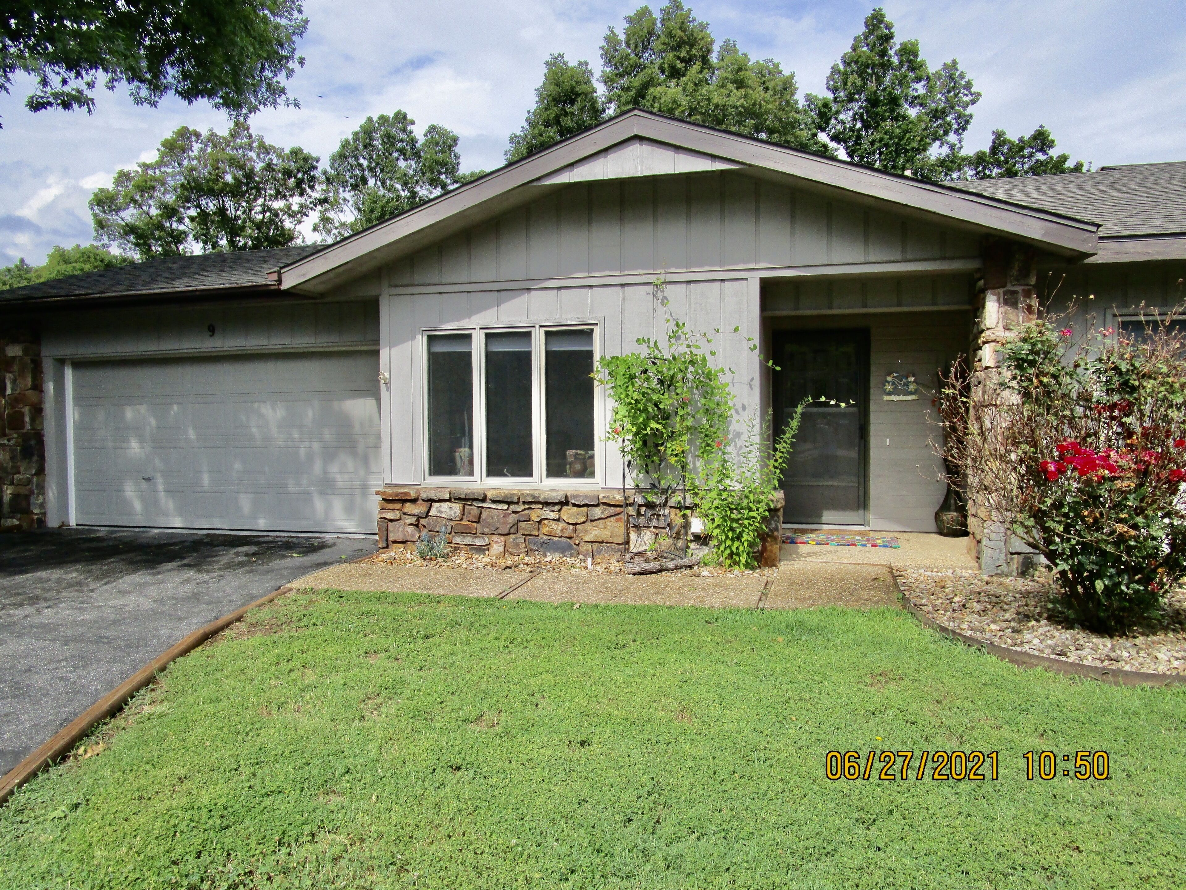 Quiet one-level duplex on Brittany Golf Course and Metfield Trailhead