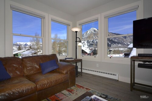 Bella View / Pet Friendly Luxury Home in Town! Walk to it All! Hot Tub! Garage