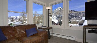 Bella View / Pet Friendly Luxury Home in Town! Walk to it All! Hot Tub! Garage