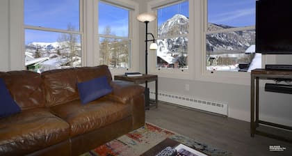 Bella View / Pet Friendly Luxury Home in Town! Walk to it All! Hot Tub! Garage