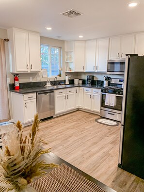 Fridge, microwave, oven, stovetop - Bohemian Oasis in the Desert (Joshua Tree)