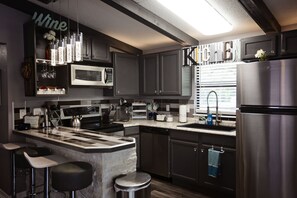 Kjøleskap, mikrobølgeovn, ovn og kokeplater