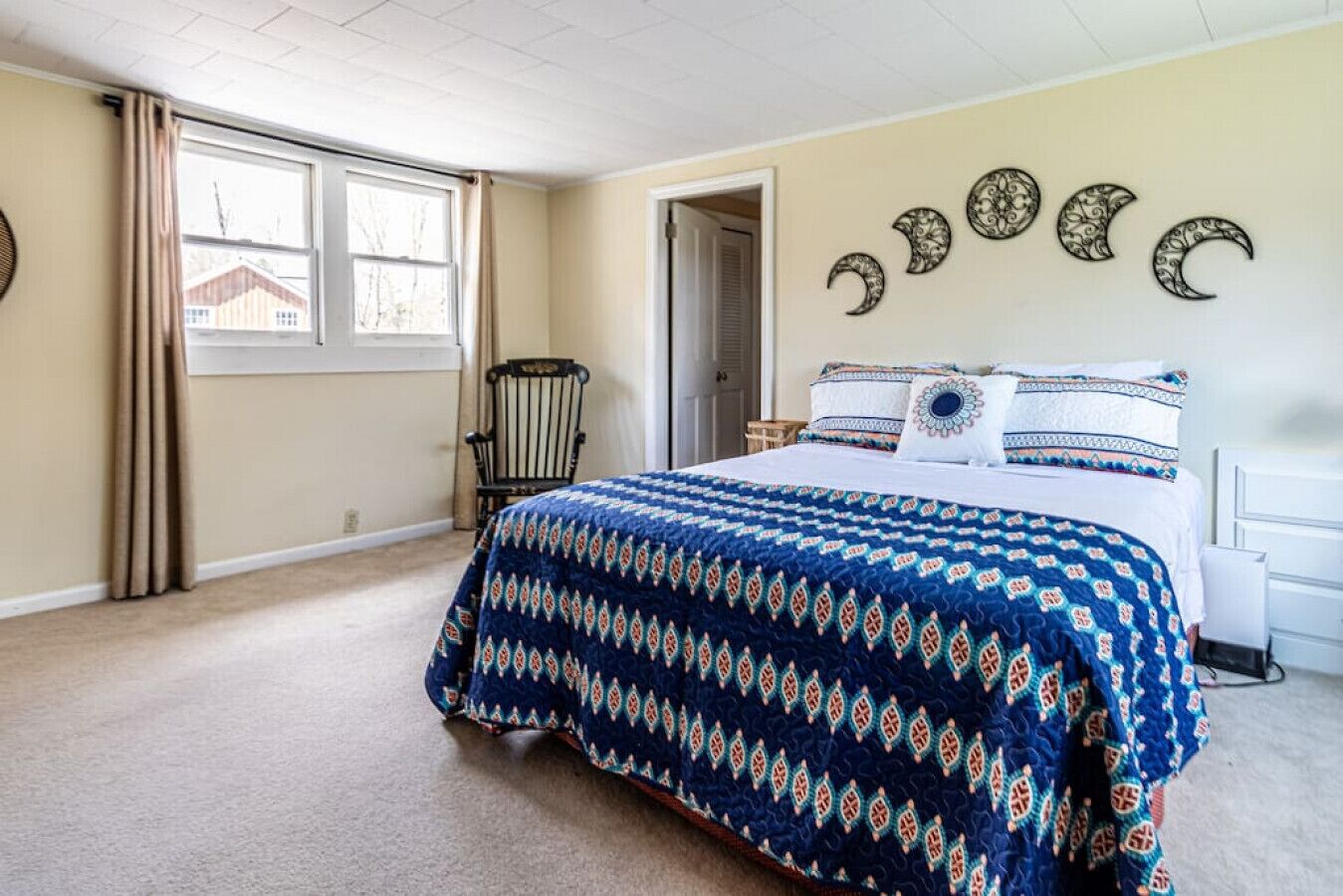 3 bedrooms, desk, iron/ironing board, travel crib