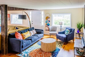 Smart TV, caminetto, tavolo da ping pong, libri