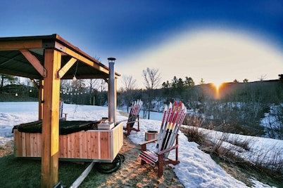 Cozy Lake Eden Retreat|Hot Tub|Wifi|Games|Pets OK