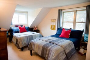 3 bedrooms, desk, iron/ironing board, travel cot - Cozy Lake Eden Retreat|Hot Tub|Wifi|Games|Pets OK (Eden)