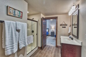 Bathtub, hair dryer, towels - Lakeview Deck| Game Room | Multi- Pool | Boat Slip (Branson)