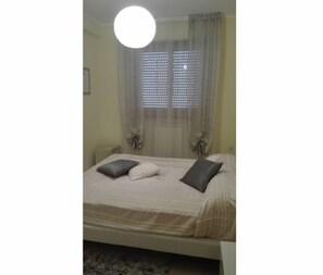 1 chambre, fer et planche à repasser, draps fournis