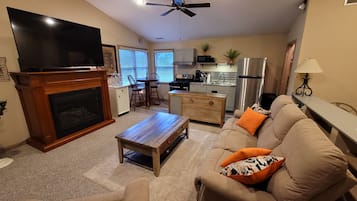 TV connectée, cheminée, livres