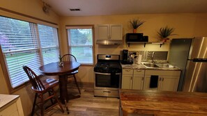 Fridge, microwave, oven, stovetop - Quiet 1/1 in Historic Village of Milan, OH just minutes away from Cedar Point (Milan)