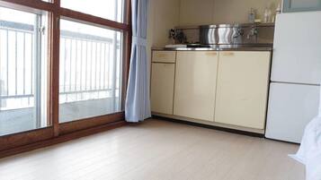 شقة - لغير المدخنين | مطبخ صغير خاص | ثلاجة صغيرة، ميكروويف، موقد طهي مسطح، غلّاية كهربائية