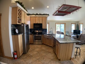 Fridge, microwave, oven, stovetop - Large mountain house - 2.5 miles from Granby Ranch Ski Resort (grandby)