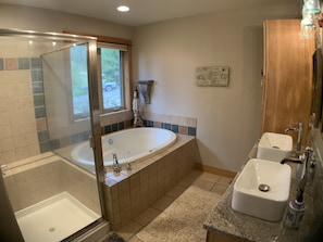 Combined shower/bathtub, jetted bath, hair dryer, towels - Large mountain house - 2.5 miles from Granby Ranch Ski Resort (grandby)