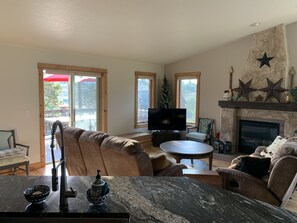 Älytelevisio, takka, kirjoja