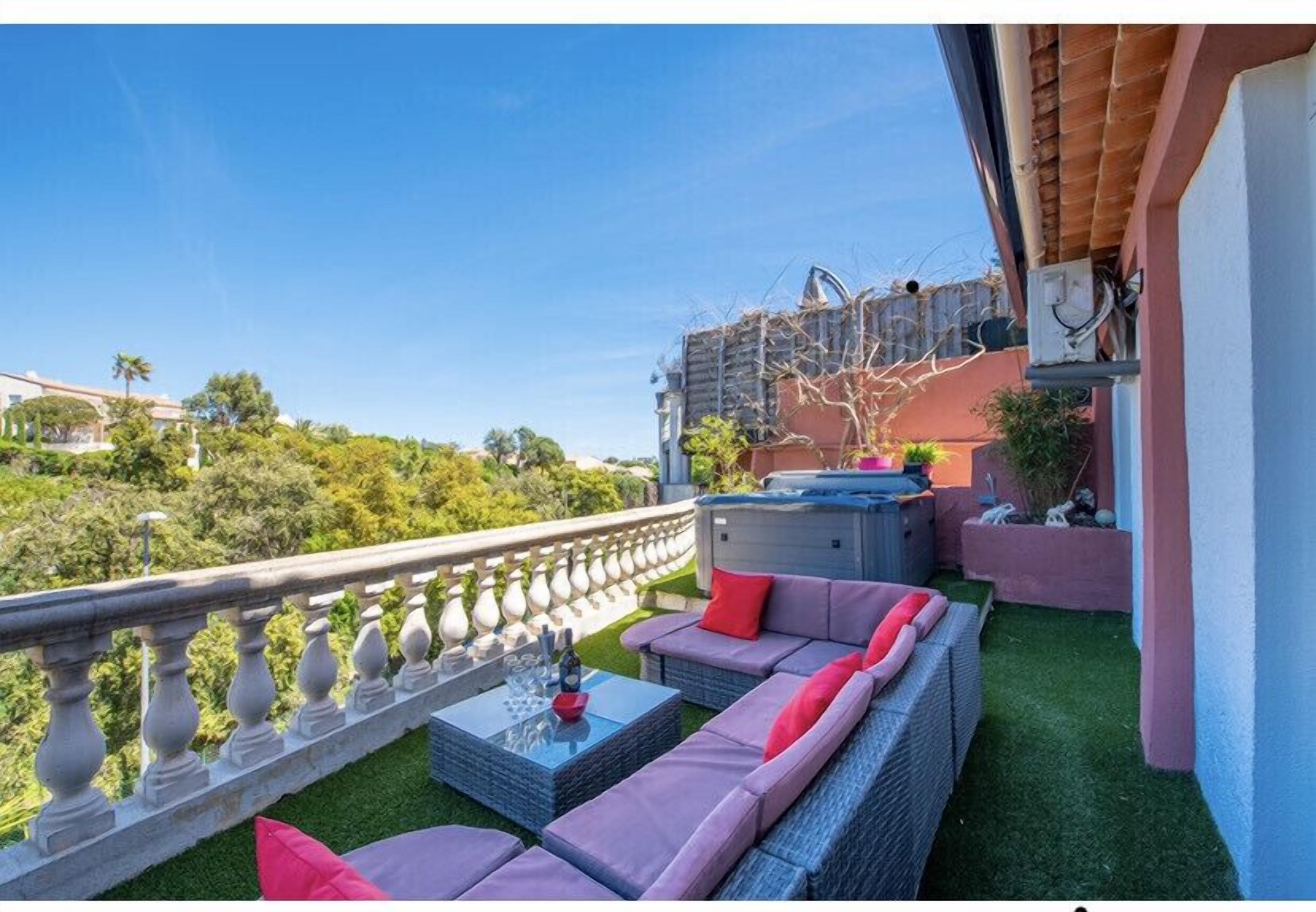 Apartment in Les Issambres 600 m from the beach, terrace, jacuzzi