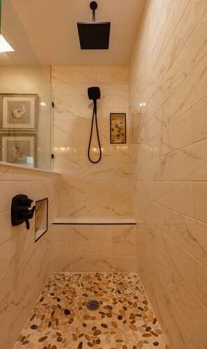 Combined shower/bathtub, hair dryer, soap, shampoo - 5 Star Sunset Beach canal home - Kayak, paddleboard, bring your boat & jetskis (Sunset Beach)
