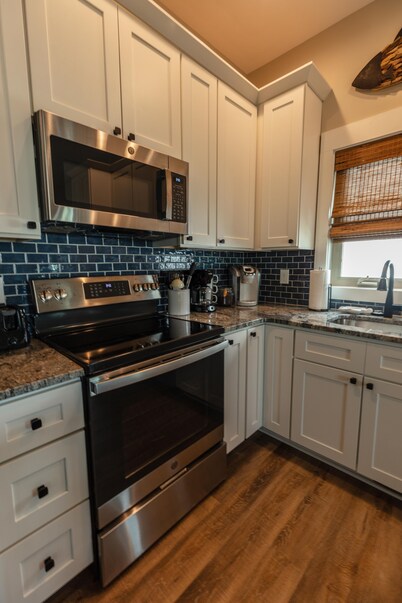 5 Star Sunset Beach canal home - Kayak, paddleboard, bring your boat & jetskis