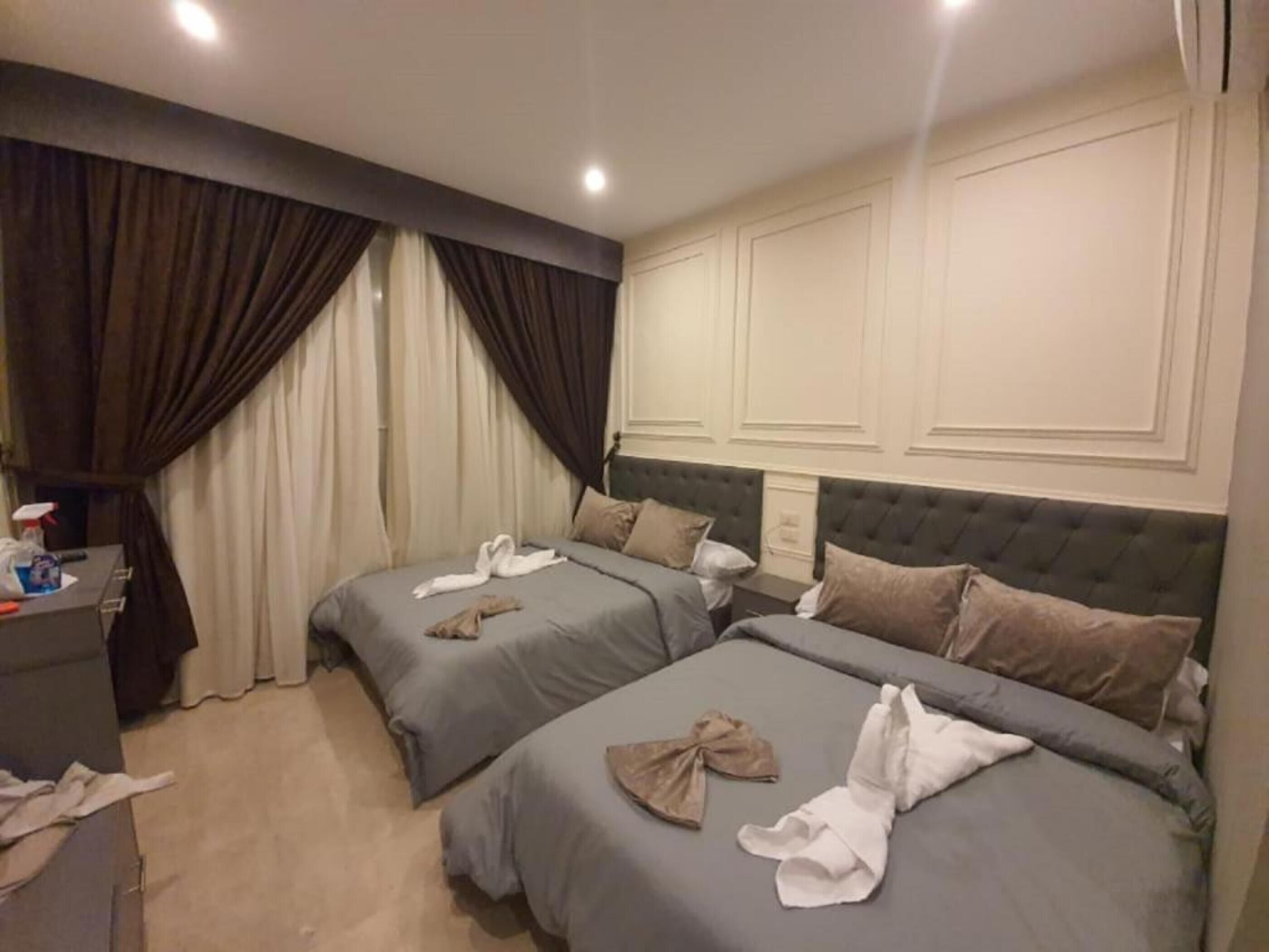 Minibar, free WiFi, bed sheets