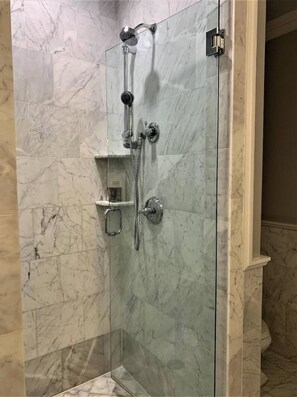 Ducha, artículos de tocador gratuitos, toallas, jabón