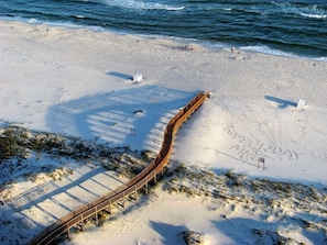 På stranden