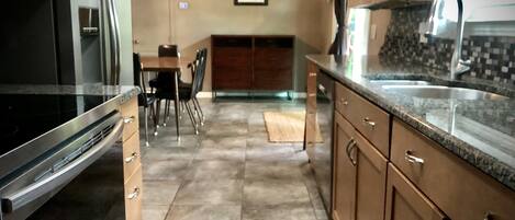 Frigorífic, microones, forn i placa de cuina