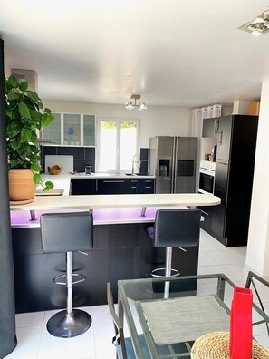 Réfrigérateur, micro-ondes, four, plaque de cuisson