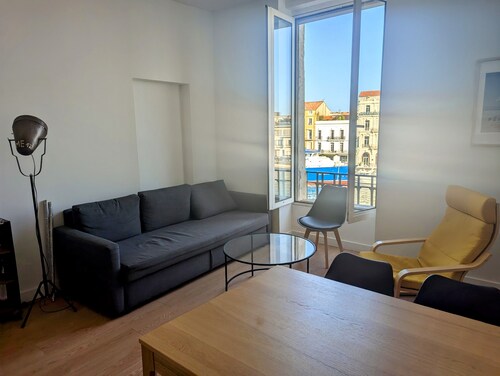 Beautiful air-conditioned 3-room apartment ideally located in the city center Canal view