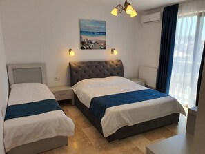 Comfort Triple Room, City View | Hypo-allergenic bedding, in-room safe, individually decorated, desk - Roca del Mar (Navodari)