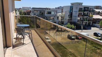 Quarto triplo conforto, vista para a cidade | Terraço/pátio