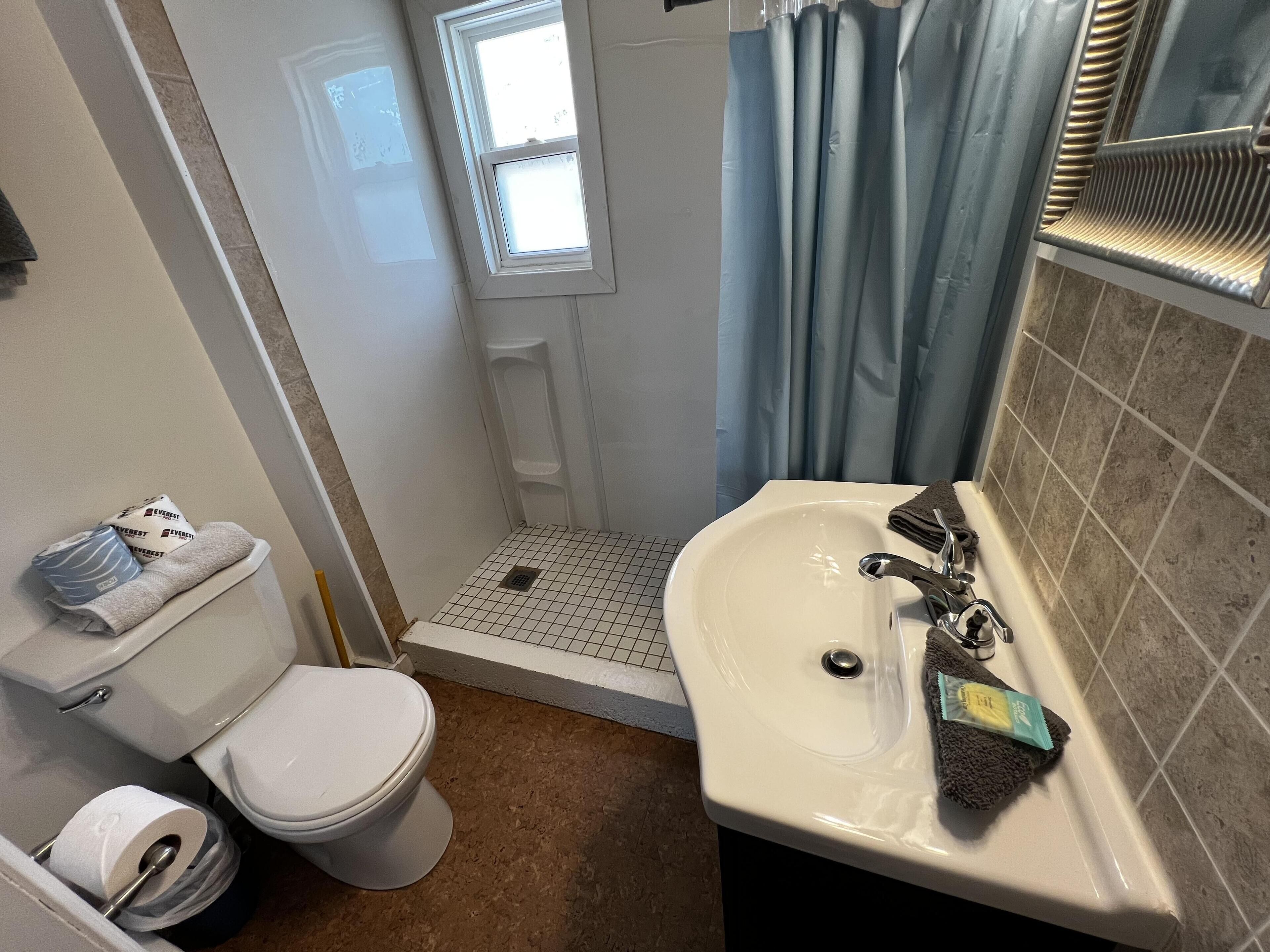 Dock Life Beach 1 - Cottage 1, Riverside 3 bedroom, 3 min walk to Beach 1