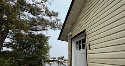 Dock Life Beach 1 - Cottage 1, Riverside 3 bedroom, 3 min walk to Beach 1