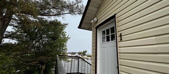 Dock Life Beach 1 - Cottage 1, Riverside 3 bedroom, 3 min walk to Beach 1