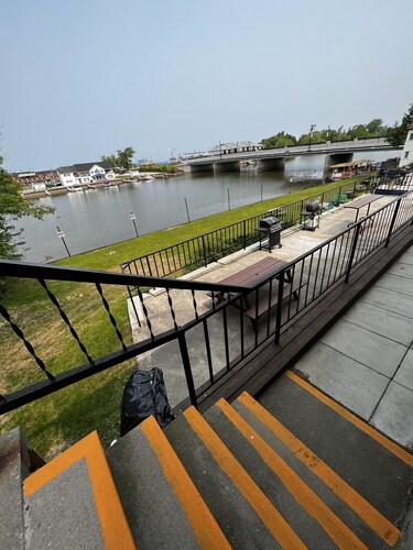 Dock Life Beach 1 - Cottage 1, Riverside 3 bedroom, 3 min walk to Beach 1