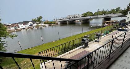 Dock Life Beach 1 - Cottage 1, Riverside 3 bedroom, 3 min walk to Beach 1